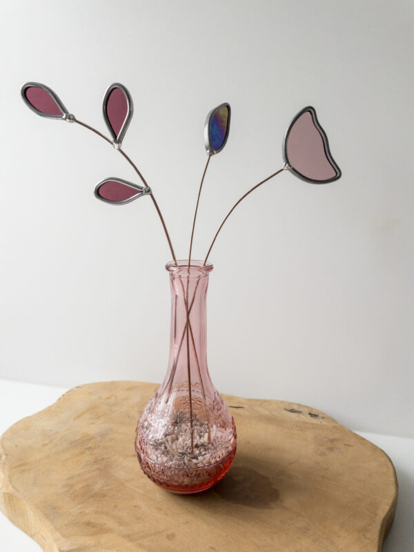 roze vaas met glazen bloemen