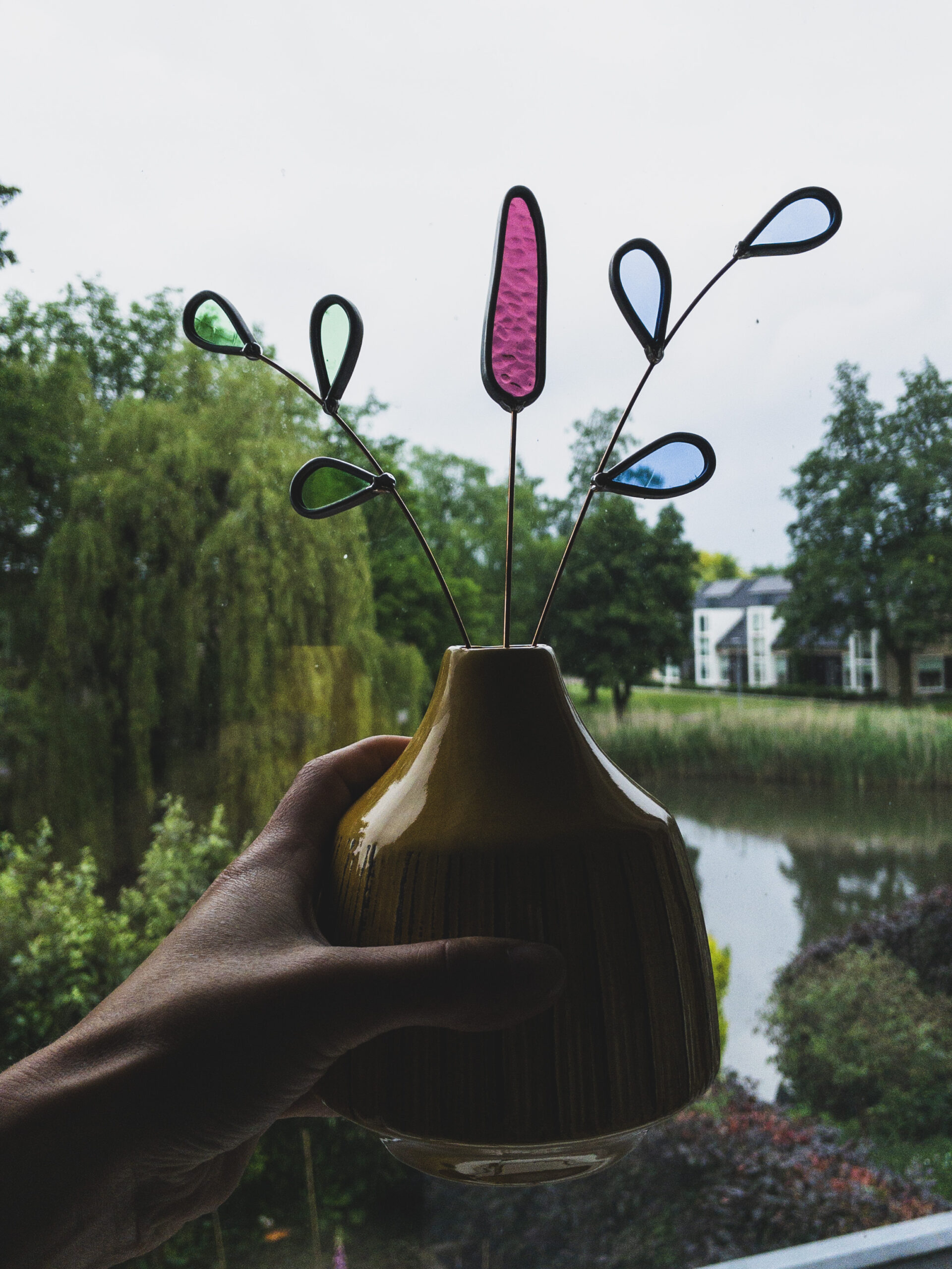 Okergele vaas met bloemen van glas